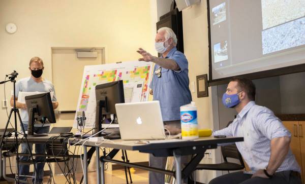 Bob Gronauer, socio de Kaempfer Crowell, hace una presentación durante una reunión "Live & On ...
