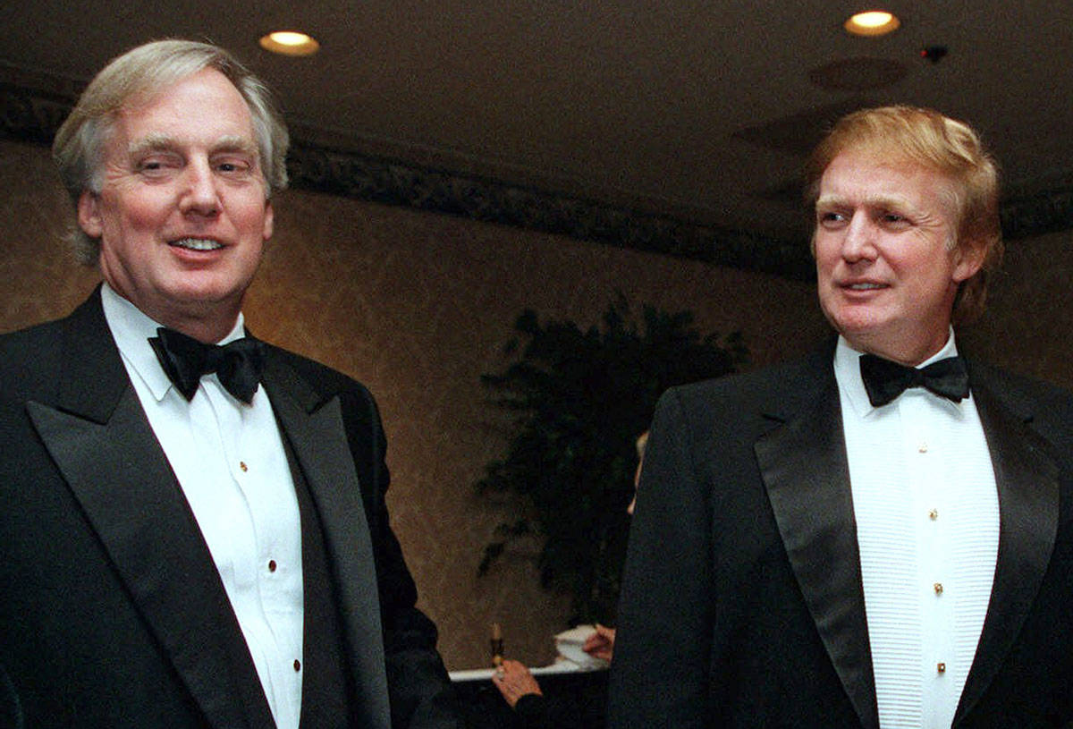 En esta fotografía de archivo del 3 de noviembre de 1999, Robert Trump, a la izquierda, se une ...