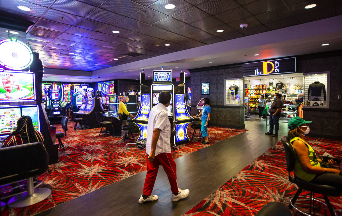 Clientes caminan por el casino mientras otros juegan en The D Las Vegas el martes, 11 de agosto ...