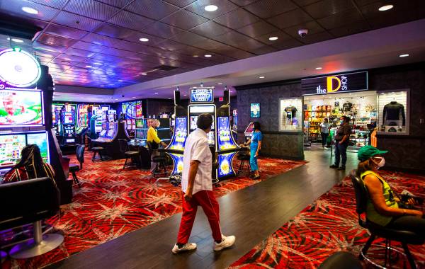 Clientes caminan por el casino mientras otros juegan en The D Las Vegas el martes, 11 de agosto ...