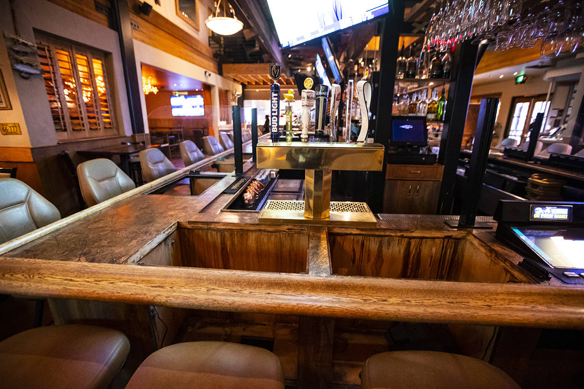 Espacios vacíos en el bar donde antes estaban las máquinas de juego de bar en Black Mountain ...