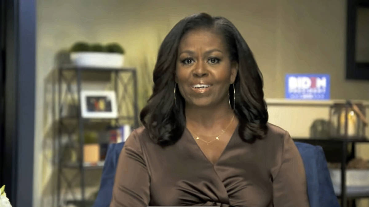 En esta imagen de video, la ex primera dama, Michelle Obama, habla durante la primera noche de ...