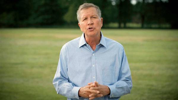 En esta imagen de un video, el ex gobernador republicano de Ohio, John Kasich, habla durante la ...