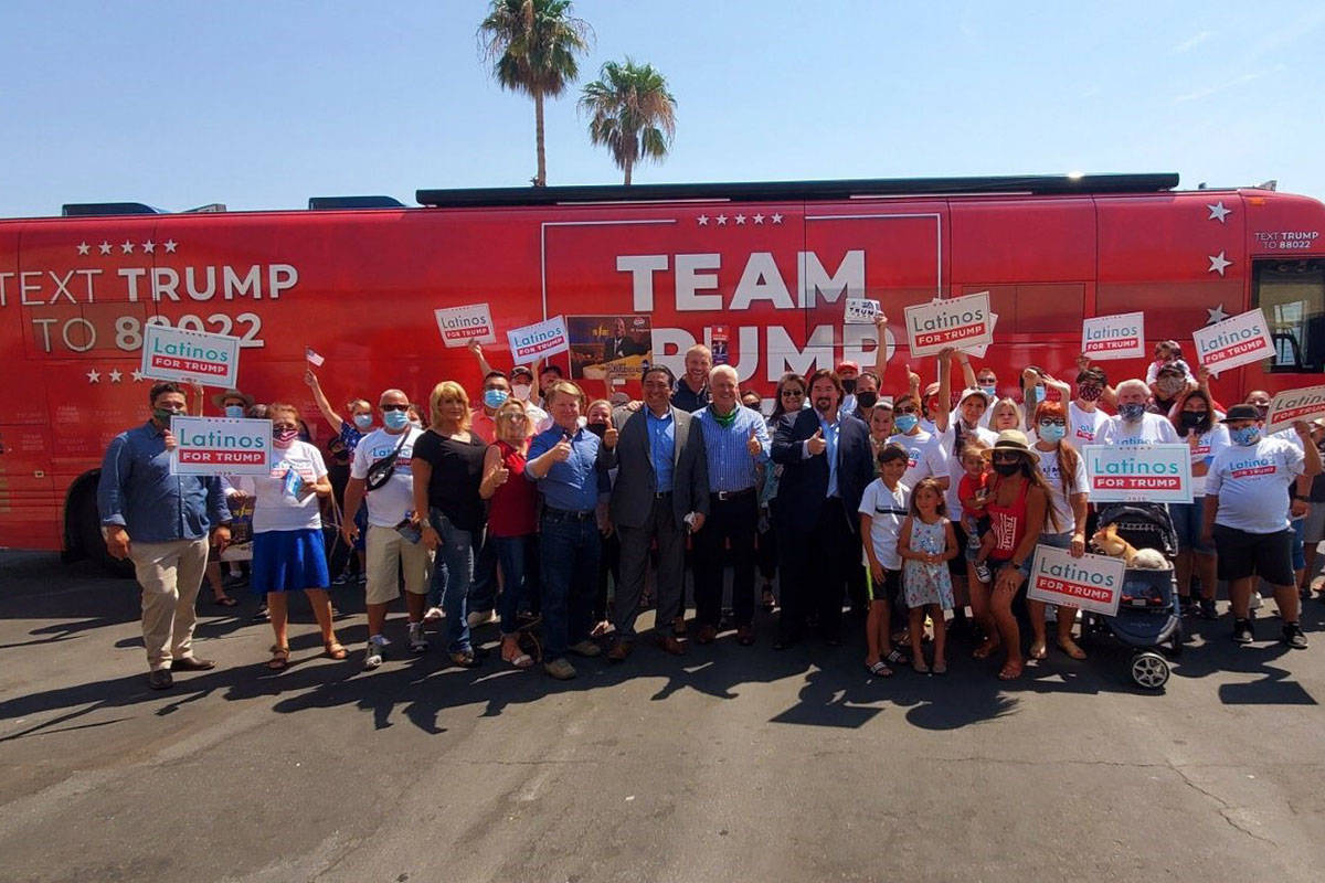 El autobús del "Team Trump On Tour” se detuvo en Nevada el lunes. Los representantes de la c ...