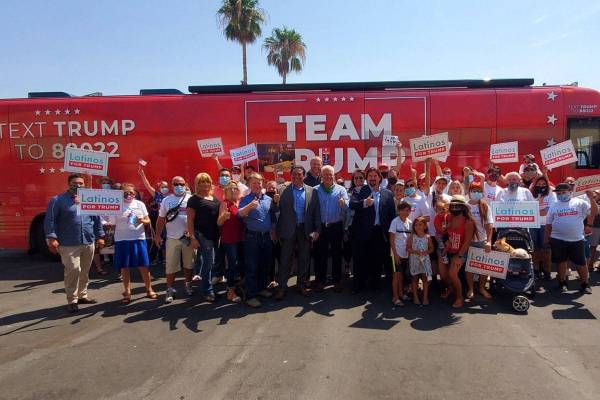 El autobús del "Team Trump On Tour” se detuvo en Nevada el lunes. Los representantes de la c ...