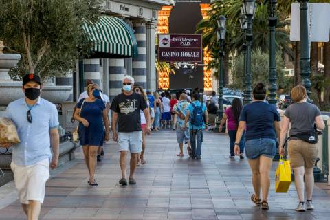 Visitantes deambulan por el Strip el viernes, 7 de agosto de 2020, en Las Vegas. La Autoridad d ...
