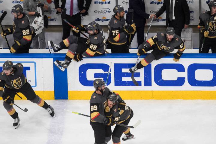 Los Vegas Golden Knights celebran su victoria sobre los Chicago Blackhawks durante el quinto ju ...