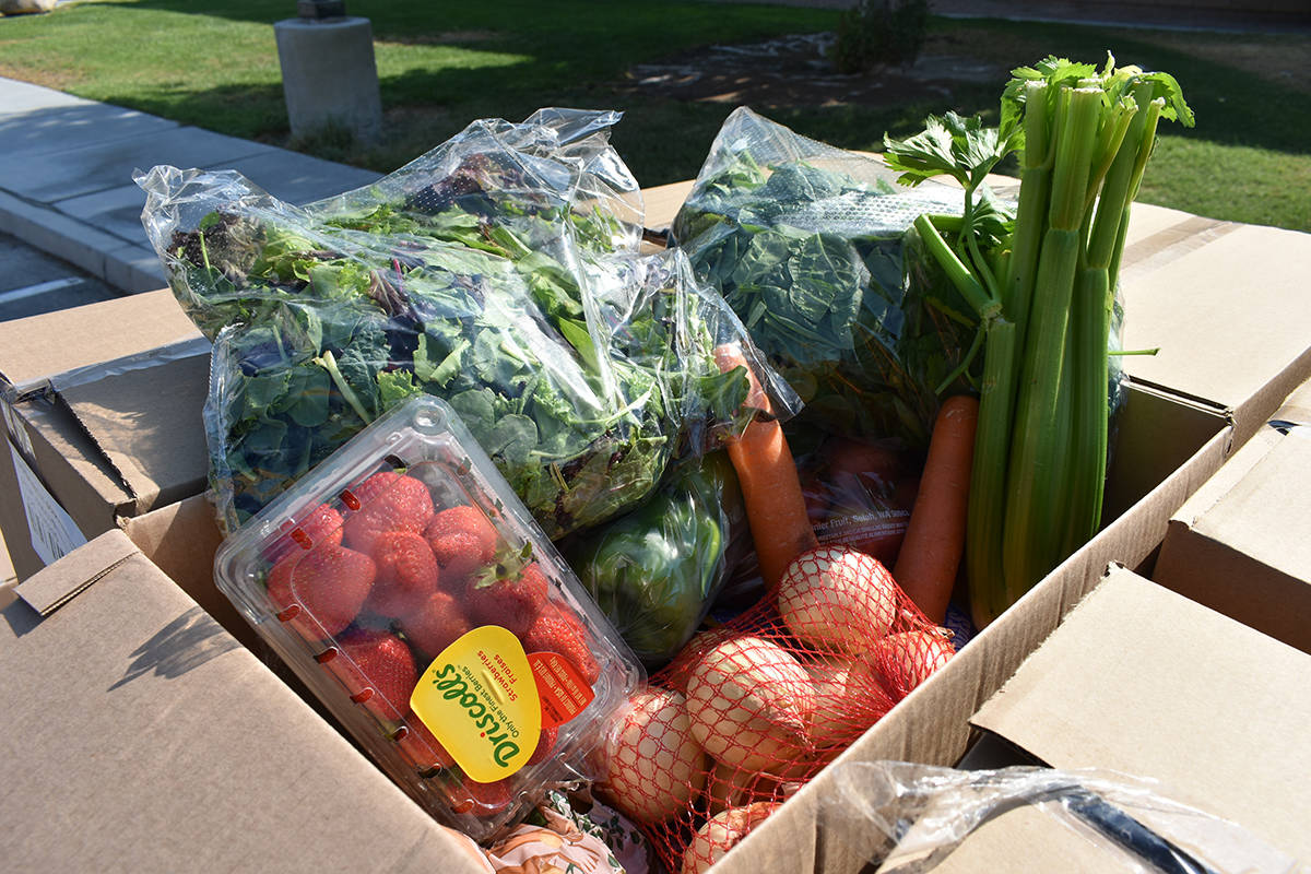 Esta caja muestra las frutas y vegetales que recientemente fueron entregadas a personas afectad ...