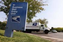 Un camión sale del centro del Servicio Postal de EE.UU. en 1001 E. Sunset Road en Las Vegas el ...