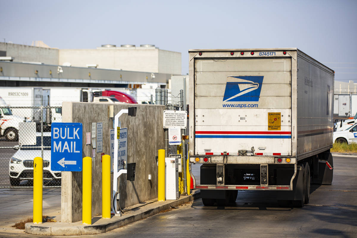 Un camión llega al centro del Servicio Postal de EE.UU. en 1001 E. Sunset Road en Las Vegas el ...