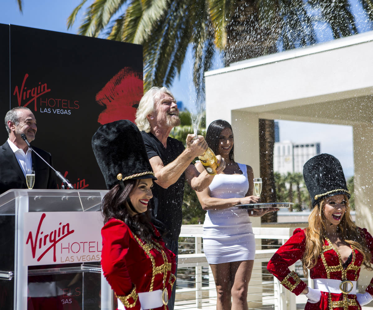 El fundador del Grupo Virgin, Sir Richard Branson, abre una botella de champán tras una rueda ...