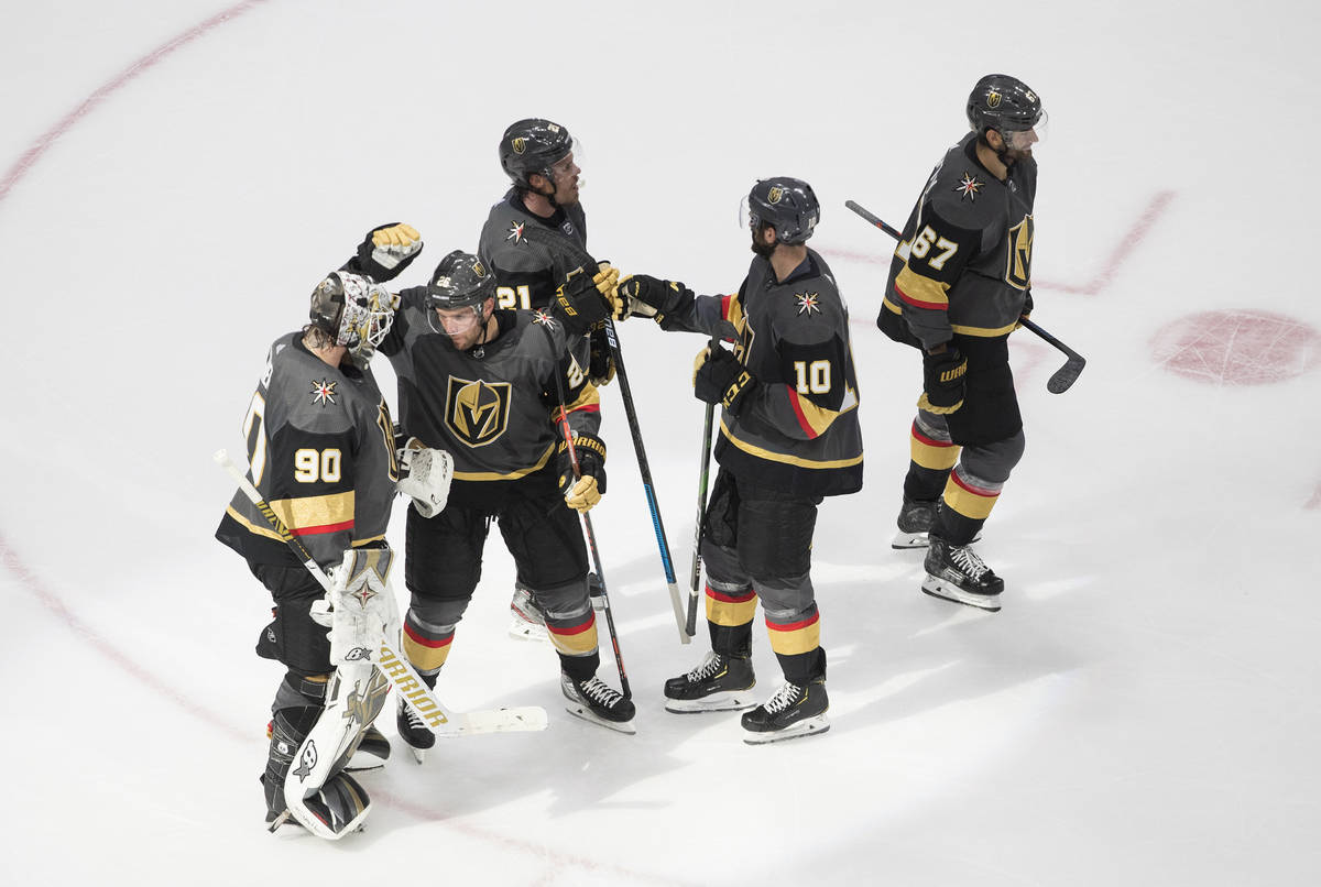 Los Vegas Golden Knights celebran su victoria contra los Vancouver Canucks en el Juego 1 de una ...