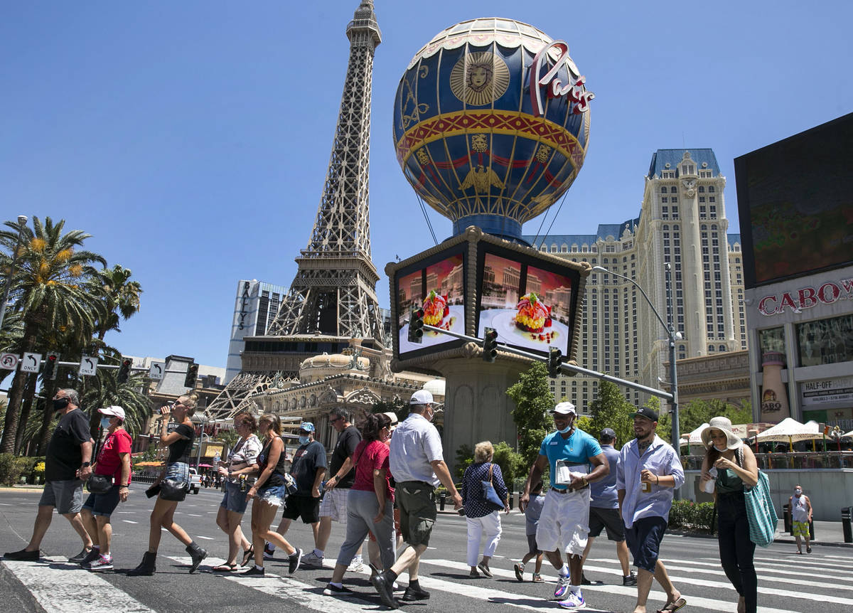 En esta foto de archivo del 3 de julio de 2020, los turistas cruzan el Boulevard de Las Vegas c ...