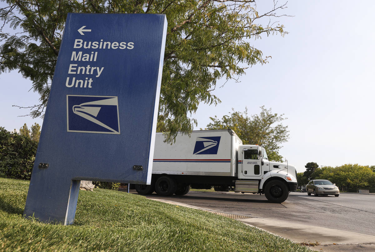 Un camión sale del centro del Servicio Postal de Estados Unidos en 1001 E. Sunset Road en Las ...