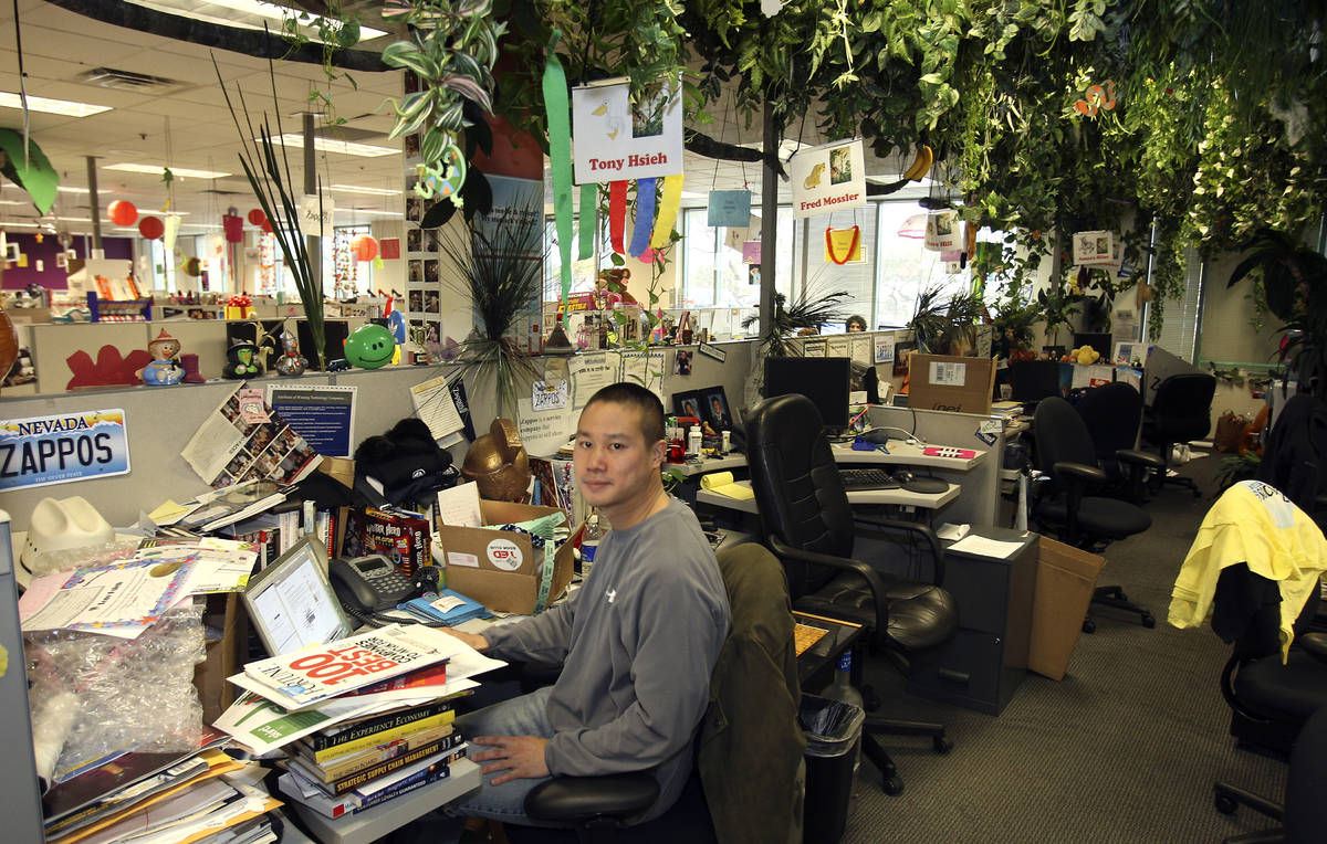 El CEO de Zappos, Tony Hsieh, trabaja en su escritorio en The Jungle el viernes, 23 de enero de ...