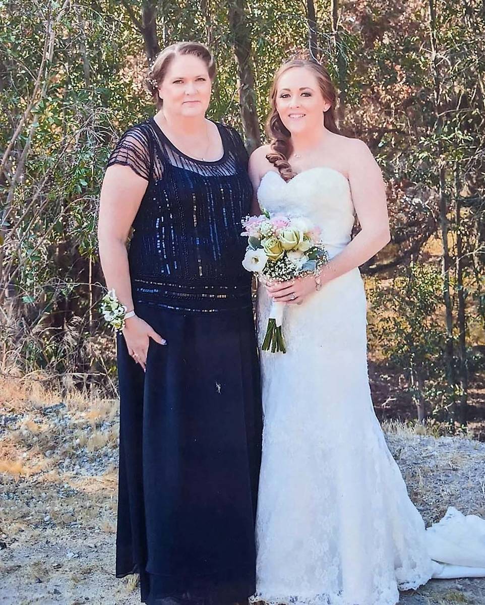 Kimberly Gervais, izquierda, con su hija mayor, Amber Manka, durante el día de la boda de Mank ...
