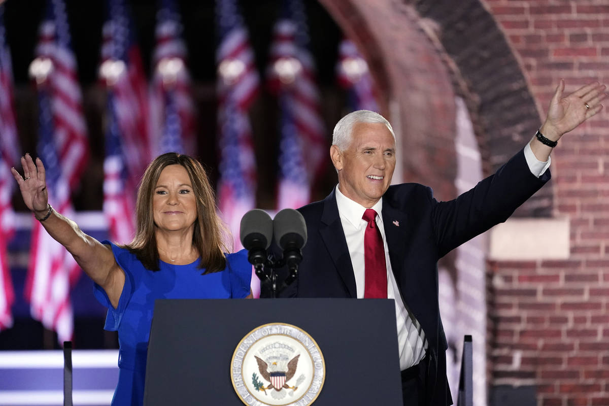 El Vicepresidente Mike Pence llega con su esposa Karen Pence para hablar en el tercer día de l ...