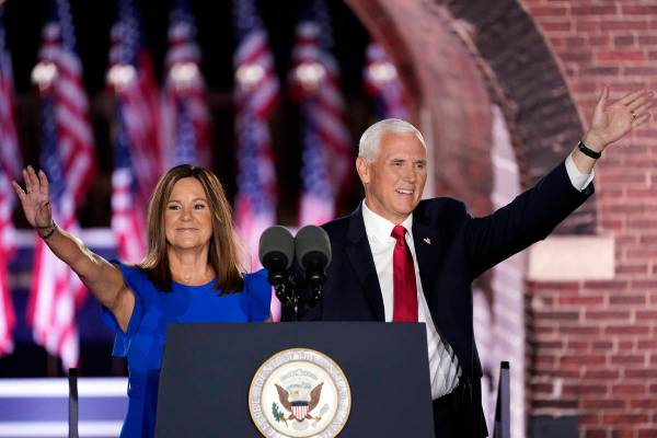 El Vicepresidente Mike Pence llega con su esposa Karen Pence para hablar en el tercer día de l ...