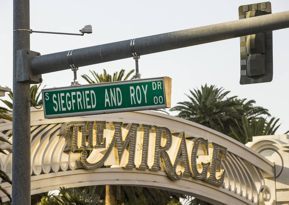 El Mirage porte cochere es rebautizado como Siegfried & Roy Drive el miércoles, 26 de agosto d ...