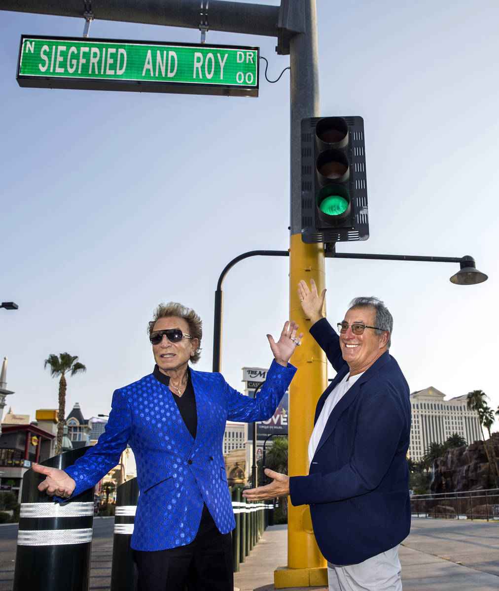 Siegfried Fischbacher y Kenny Ortga en el Strip mientras rebautizan la calle que da al Mirage c ...