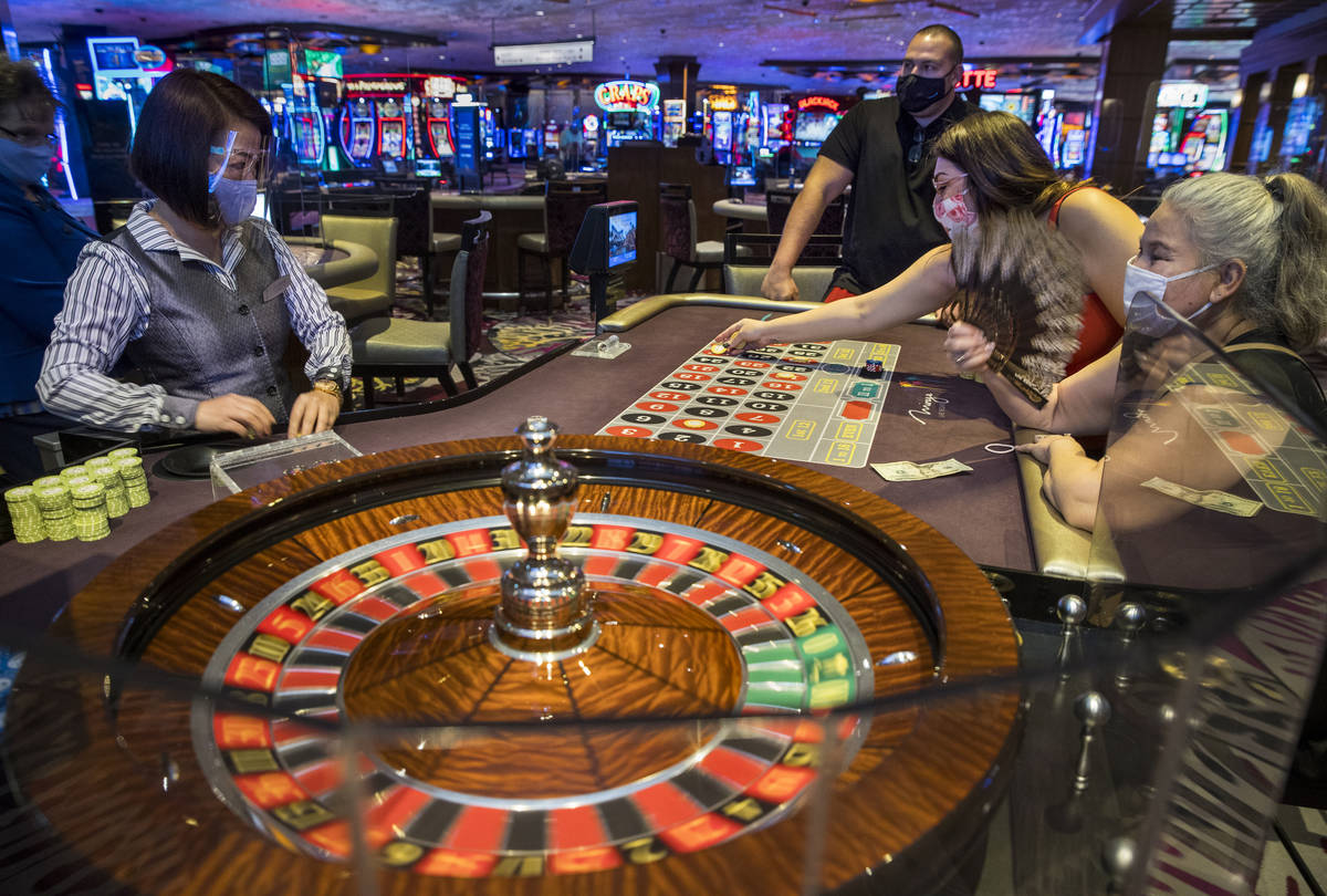 La crupier de ruleta, Umee Mercado, izquierda, observa como los jugadores Ted, Stepheni y Estre ...