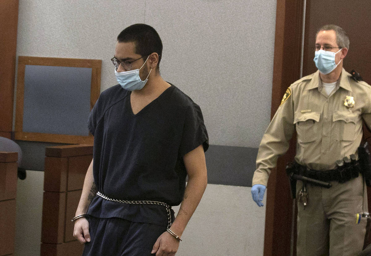 Edgar Samaniego, acusado de dispararle a un policía de Las Vegas, se presenta en la corte dura ...