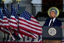El presidente Donald Trump habla desde el jardín sur de la Casa Blanca en el cuarto día de la ...