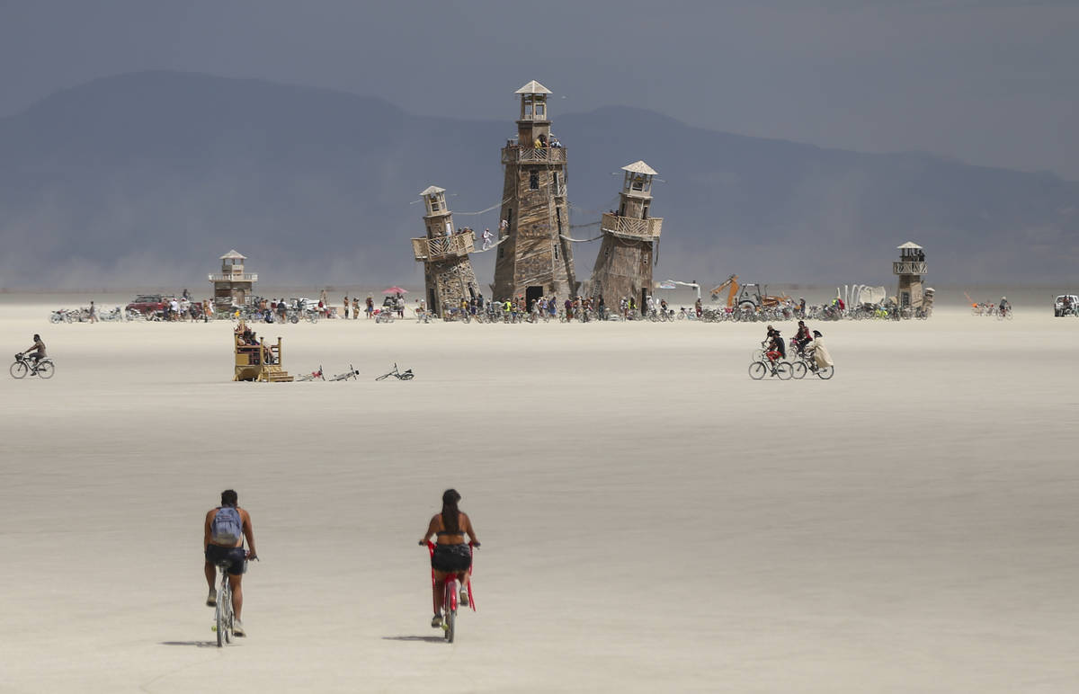 El Black Rock Lighthouse Service installations en la distancia durante Burning Man en el Desier ...