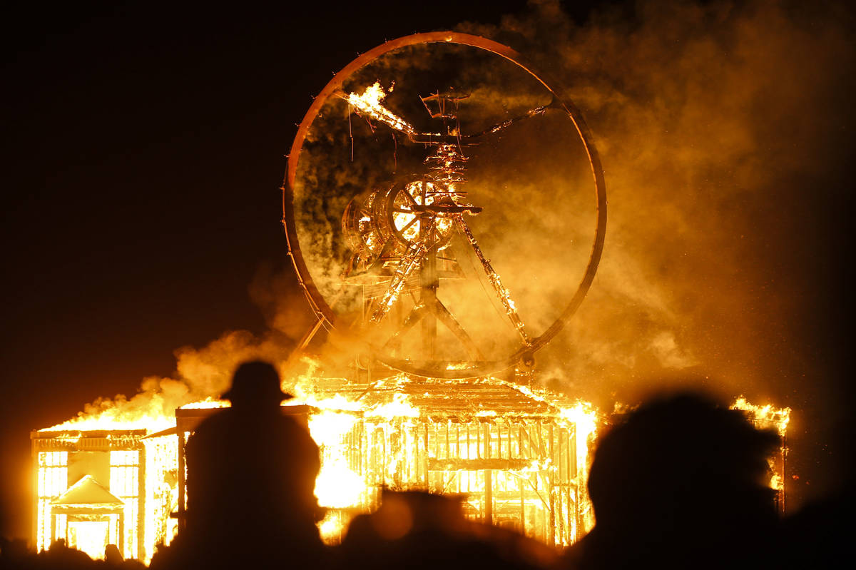 El Hombre se quema durante Burning Man en el desierto de Black Rock al norte de Reno, el 3 de s ...