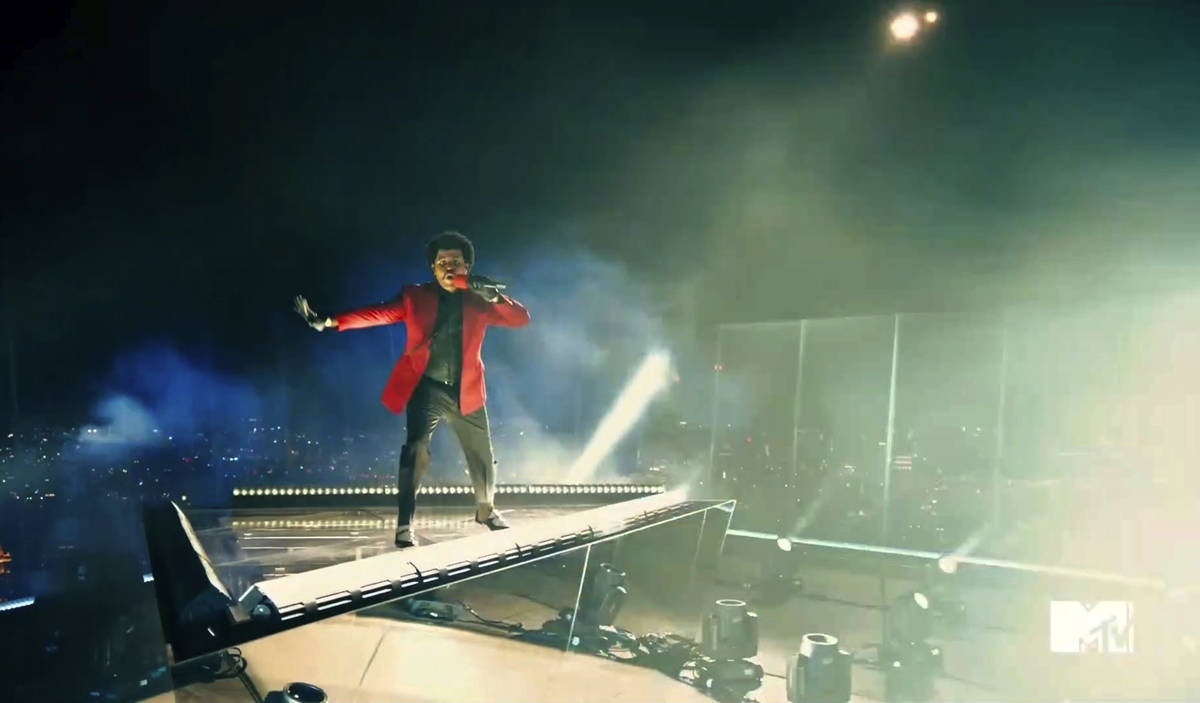 En este video publicado el domingo, 30 de agosto de 2020 por MTV, The Weeknd interpreta "Blindi ...