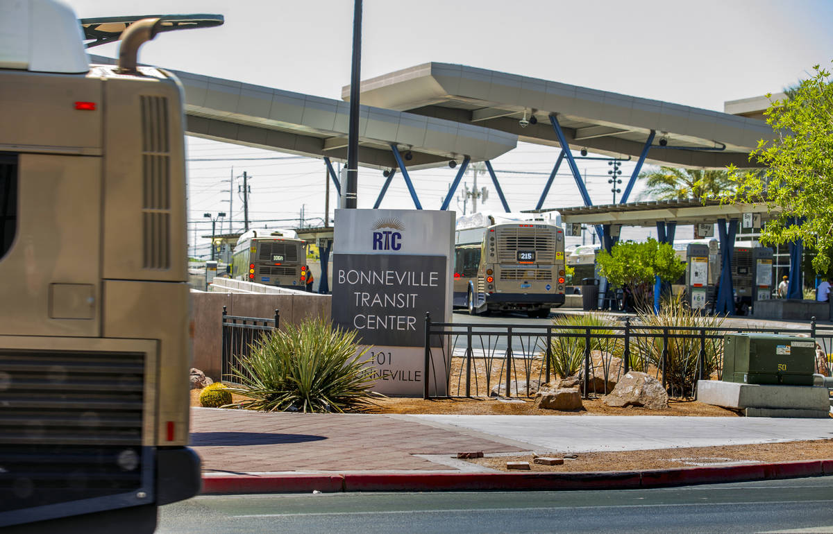 Autobuses entran y salen del Bonneville Transit Center el 6 de agosto de 2020 en Las Vegas. (L. ...
