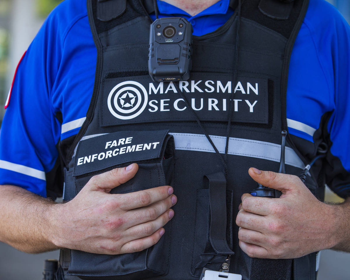Una cámara corporal es usada por Paul Auger de Marksman Security mientras patrulla el Centro d ...