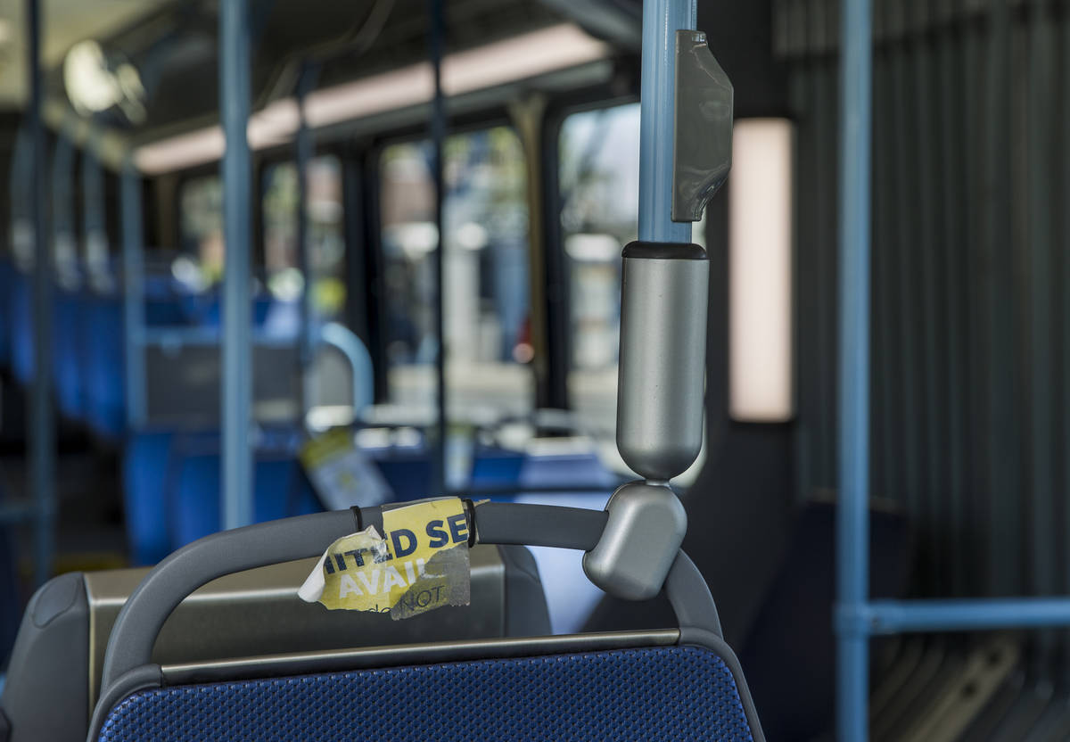 Se ha arrancado un cartel que notifica a los pasajeros de los autobuses que no hay asientos dis ...