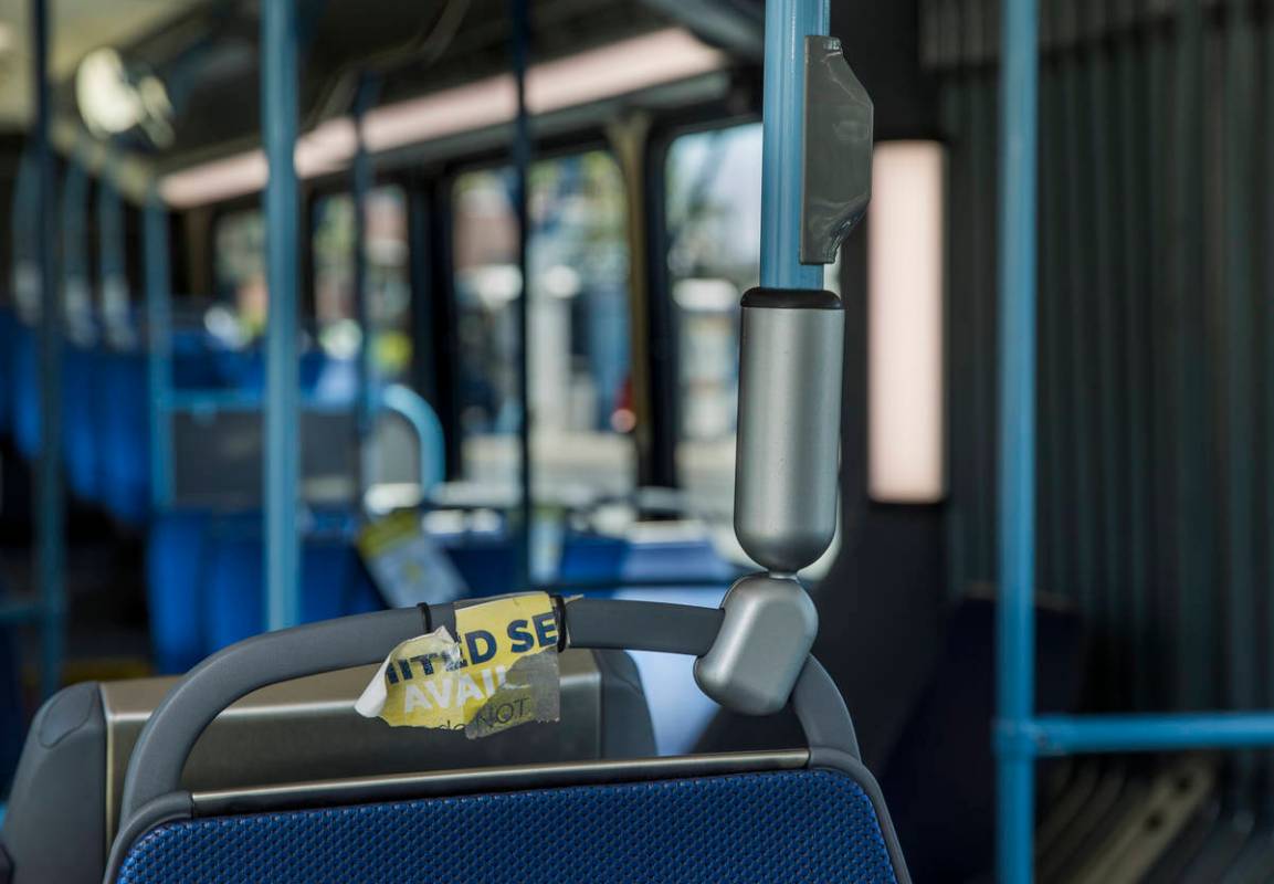 Se ha arrancado un cartel que notifica a los pasajeros de los autobuses que no hay asientos dis ...