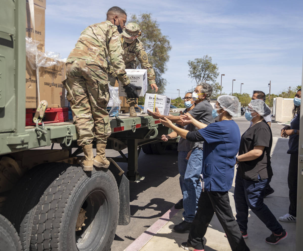La Guardia Nacional de Nevada descarga cajas de equipo de protección personal al Centro de Sal ...