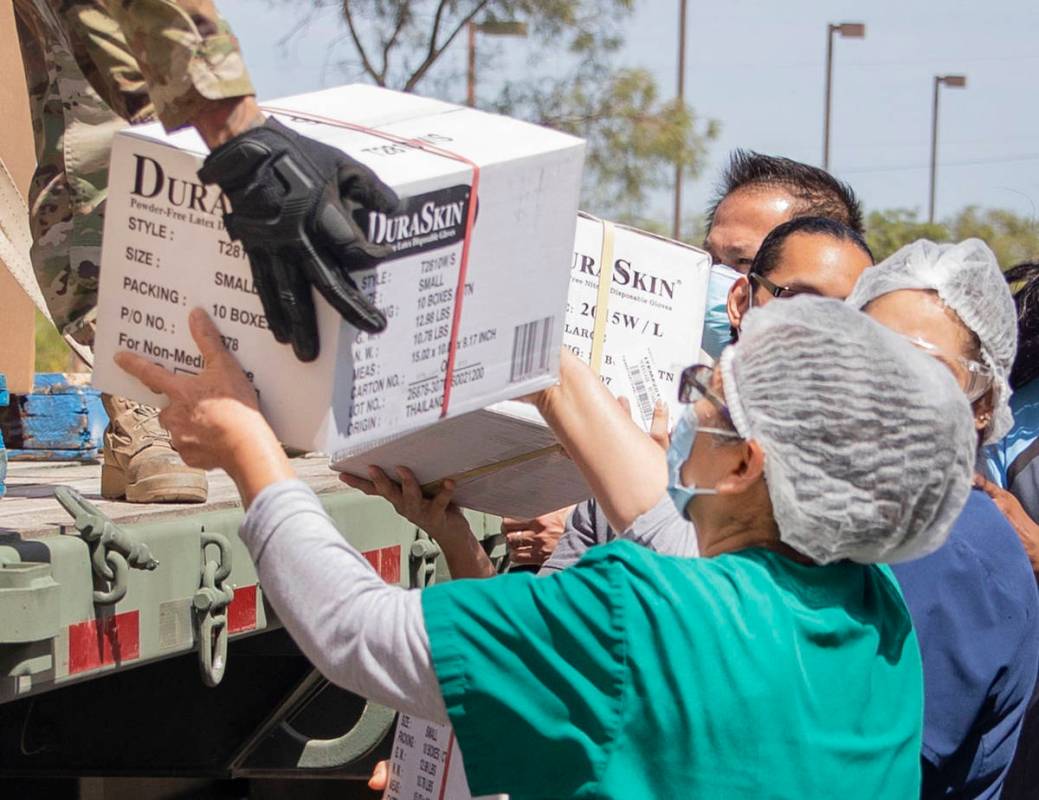 El personal del Centro de Salud de Silver Hills ayuda a descargar cajas de equipo de protecció ...