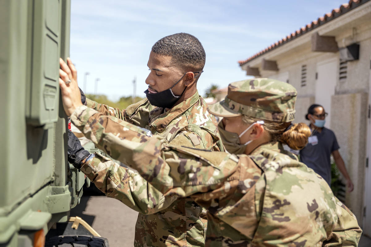 El especialista de la Guardia Nacional de Nevada, Donshay Watkins, izquierda, y la sargento Van ...