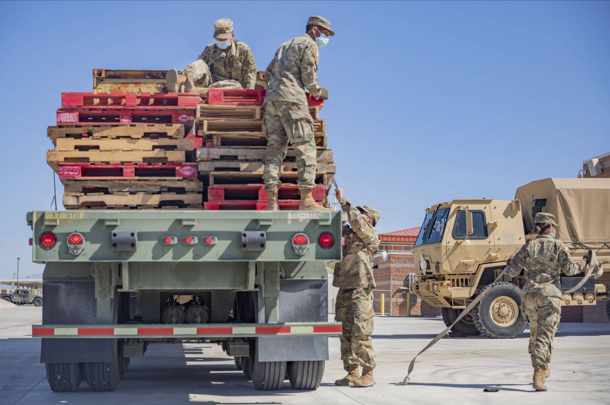 Los Guardias Nacionales de Nevada recuperan las tablas usadas para entregar el equipo de protec ...