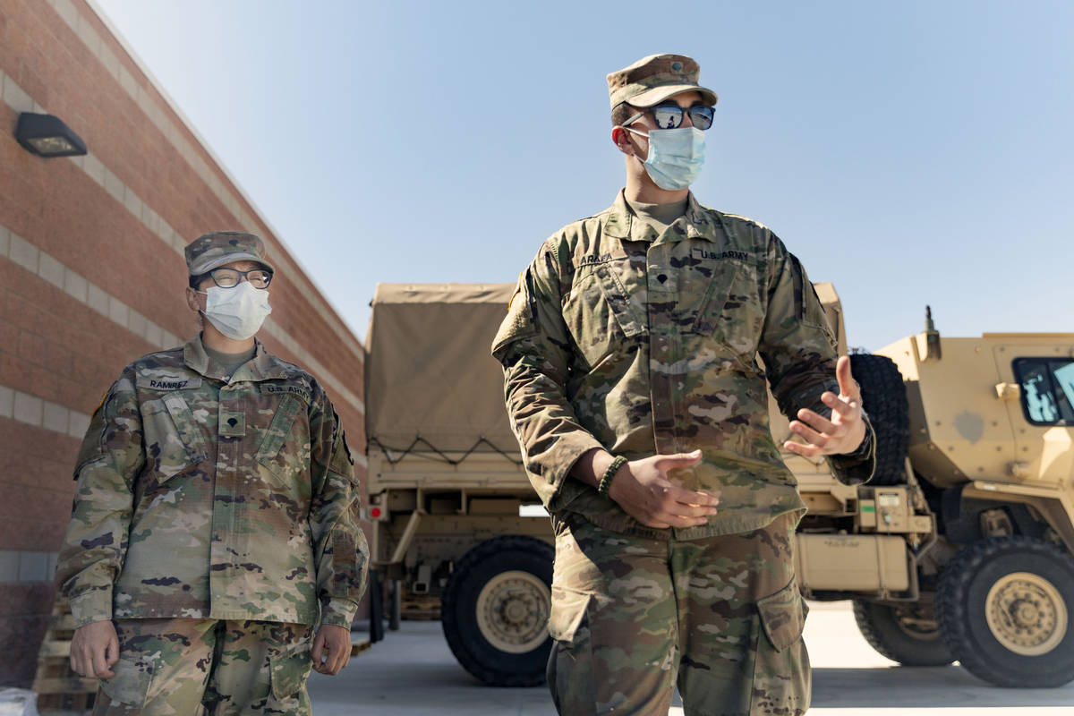 El teniente coronel Charles Dickinson de la 17th Sustainment Brigade discute la misión de entr ...