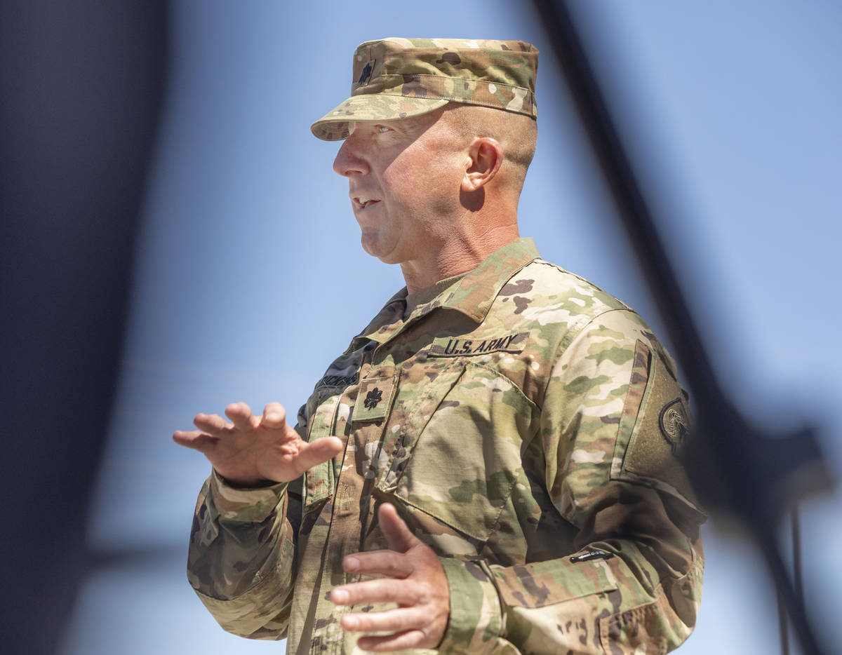 El teniente coronel Charles Dickinson de la 17th Sustainment Brigade discute la misión de entr ...