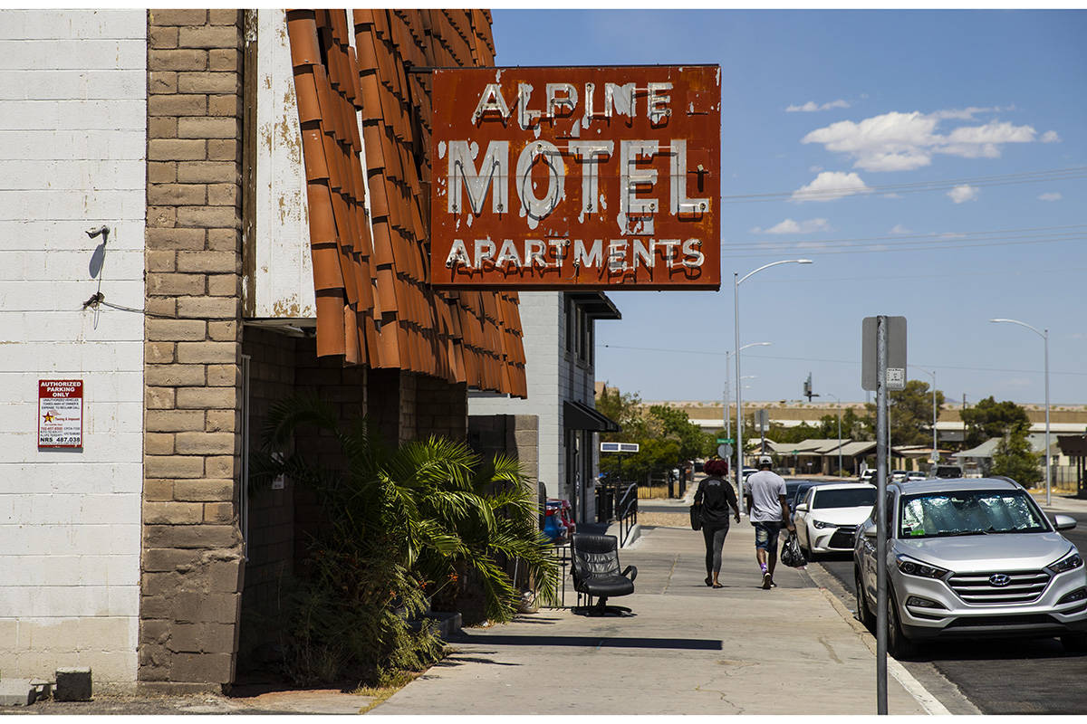 Una vista exterior de los apartamentos del Motel Alpine, donde seis personas murieron en un inc ...