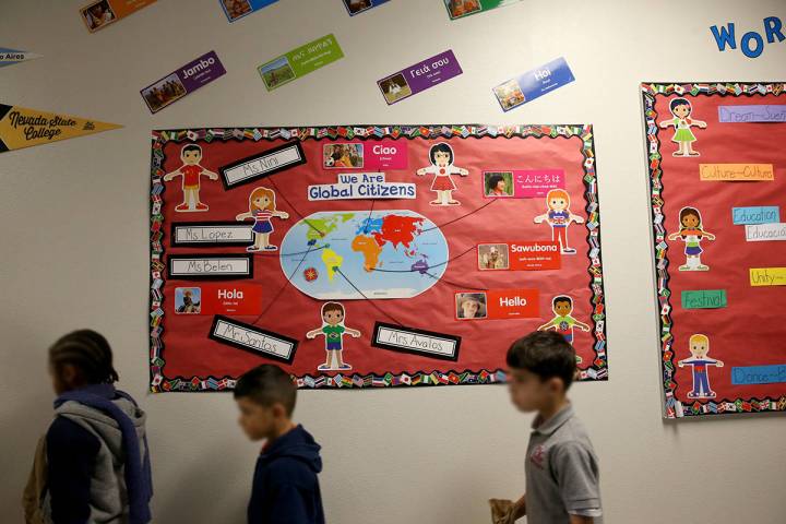 Los estudiantes caminan a clase después del desayuno en la escuela autónoma Mater Academy Mou ...