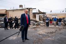 El presidente Donald Trump recorre un área el martes 1 de septiembre de 2020, dañada durante ...