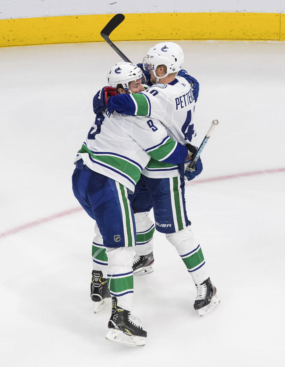 J.T. Miller (9) y Elias Pettersson (40) de los Vancouver Canucks, celebran un gol contra los Go ...