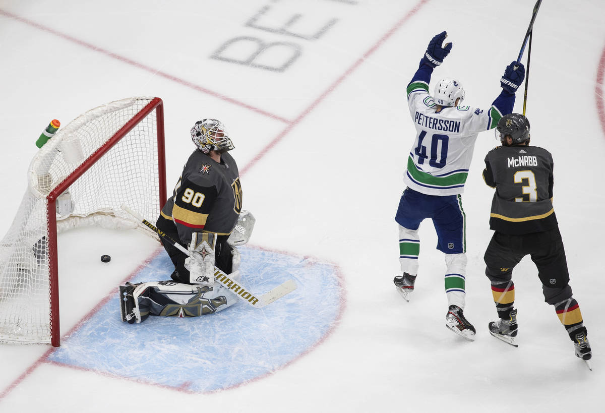 Elias Pettersson de los Vancouver Canucks (40) celebra un gol contra los Golden Knights de Las ...
