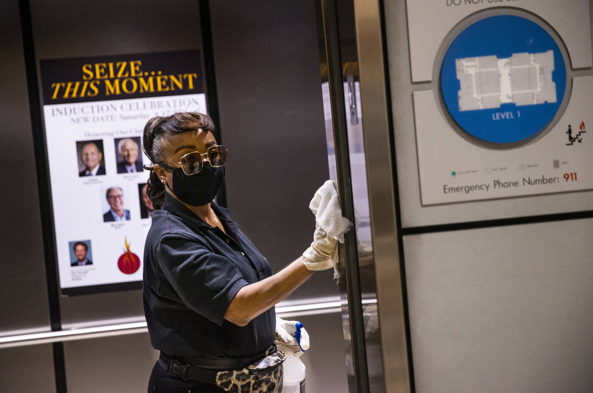 Louvenia Madison higieniza los elevadores durante Summer Las Vegas Market en World Market Cente ...