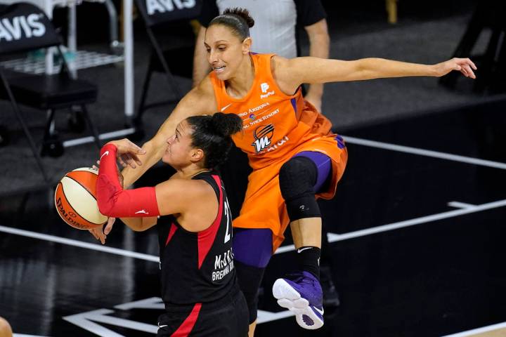 La escolta de Las Vegas Aces, Kayla McBride (21), es interceptada por la escolta de Phoenix Mer ...