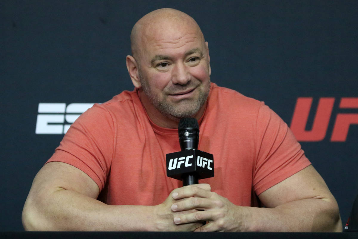 El presidente de la UFC, Dana White, responde a las preguntas durante una conferencia de prensa ...