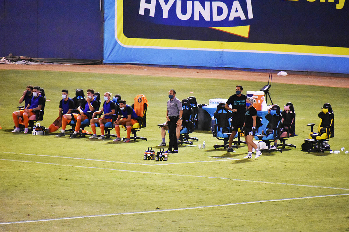 El entrenador de San Diego Loyal SC, Landon Donovan, vivió intensamente el juego de su equipo ...