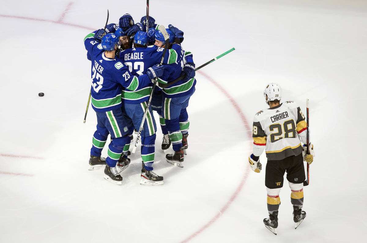 Los jugadores de los Vancouver Canucks celebran un gol del primer tiempo del sexto juego de la ...
